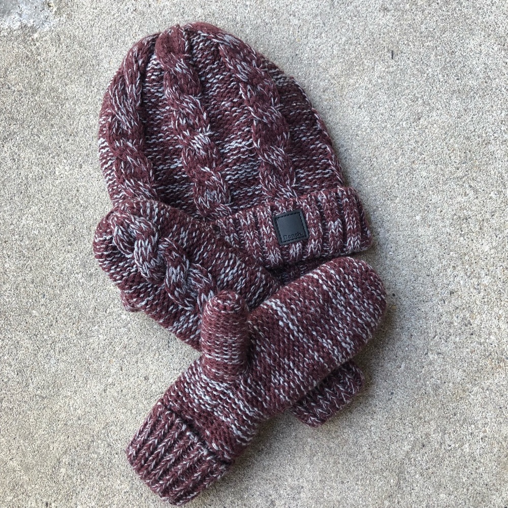 NWT Bench Hat & Mittens Set